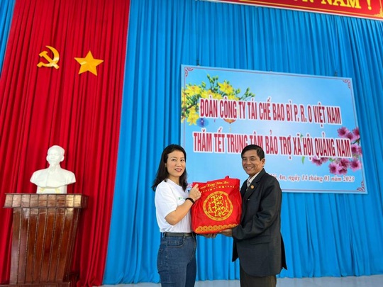 Quà Tết ấm lòng các hoàn cảnh khó khăn tại Quảng Nam - Ảnh 3. Quà Tết ấm lòng các hoàn cảnh khó khăn tại Quảng Nam - Ảnh 3.