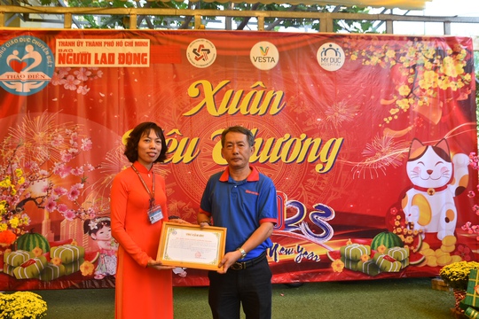 Báo Người Lao Động mang xuân đến với cô trò ngôi trường đặc biệt - Ảnh 5.