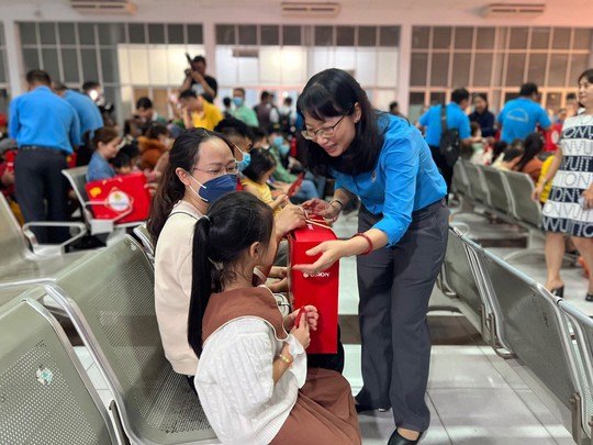 Ấm áp hành trình về quê đón Tết - Ảnh 1.