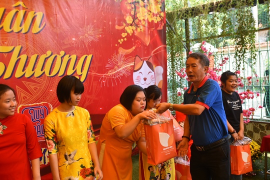 Báo Người Lao Động mang xuân đến với cô trò ngôi trường đặc biệt - Ảnh 4.