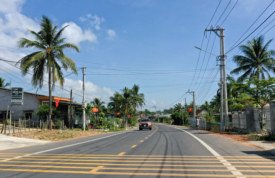 Bí thư Tỉnh uỷ Bình Định: Đầu tư đường để phát triển kinh tế - xã hội - Ảnh 4.