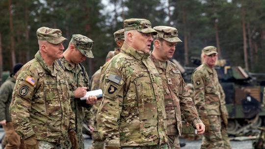 Tướng Mỹ thăm nơi huấn luyện lính Ukraine, Bộ trưởng Quốc phòng Nga thị sát - Ảnh 1.