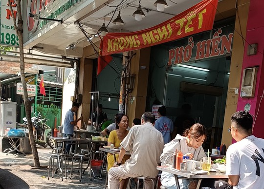 Điểm danh các chuỗi cà phê, quán ăn phục vụ xuyên Tết ở TP HCM - Ảnh 4.