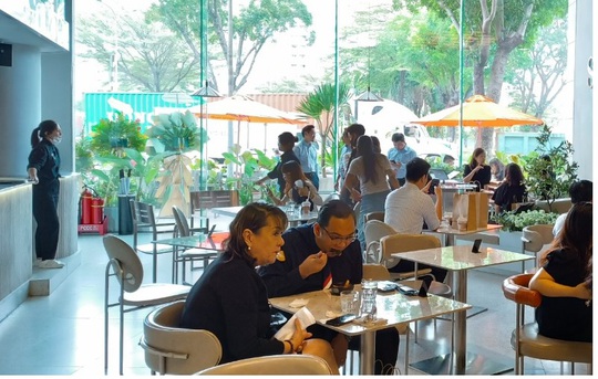Điểm danh các chuỗi cà phê, quán ăn phục vụ xuyên Tết ở TP HCM - Ảnh 2.