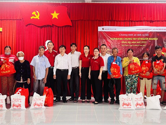 Agribank Chi nhánh Cần Thơ II vui Tết cùng bà con nghèo - Ảnh 6.