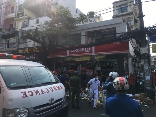 Vụ sập sàn cửa hàng tiện lợi ở quận 4: Ít nhất 8 người gặp nạn - Ảnh 1.