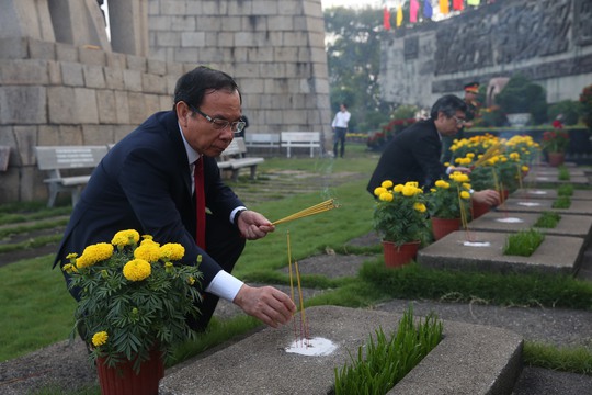 Lãnh đạo TP HCM dâng hoa, dâng hương tưởng niệm các anh hùng liệt sĩ - Ảnh 4.