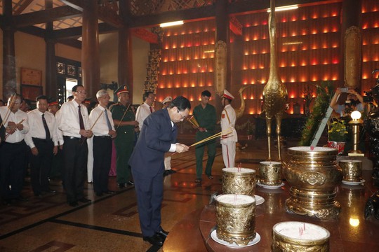 Lãnh đạo TP HCM dâng hoa, dâng hương tưởng niệm các anh hùng liệt sĩ - Ảnh 5.