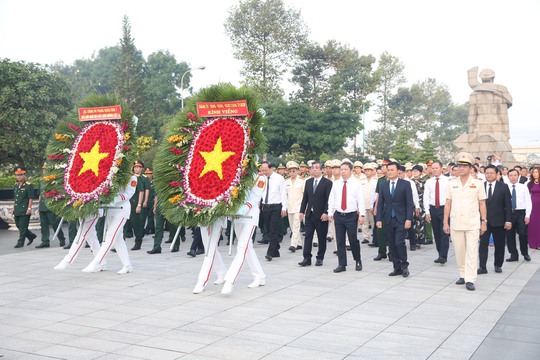 Lãnh đạo TP HCM dâng hoa, dâng hương tưởng niệm các anh hùng liệt sĩ - Ảnh 1.