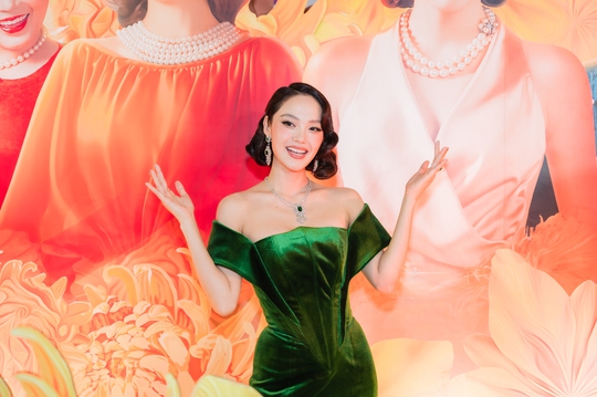 Minh Hằng – Ngọc Trinh đọ nhan sắc nóng bỏng - Ảnh 1.