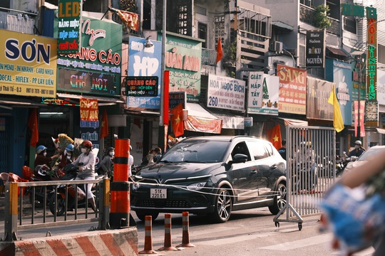 Chợ hoa Hồ Thị Kỷ đông nghẹt người, nhiều nơi xổ hàng giá rẻ - Ảnh 10.