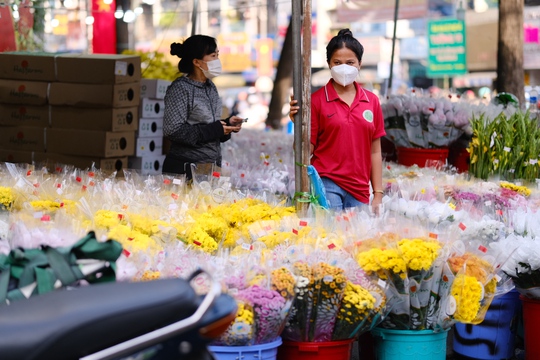 Chợ hoa Hồ Thị Kỷ đông nghẹt người, nhiều nơi xổ hàng giá rẻ - Ảnh 5.