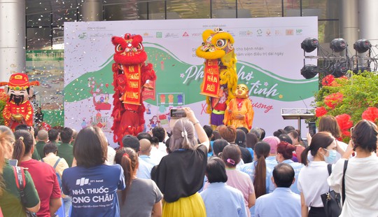 Mang mùa xuân vào bệnh viện - Ảnh 1.