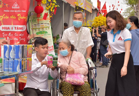 Mang mùa xuân vào bệnh viện - Ảnh 2.