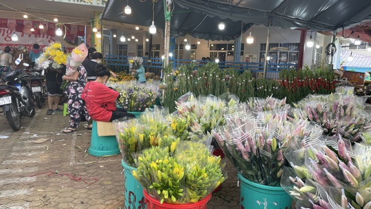 Chợ hoa Hồ Thị Kỷ đông nghẹt người, nhiều nơi xổ hàng giá rẻ - Ảnh 3.