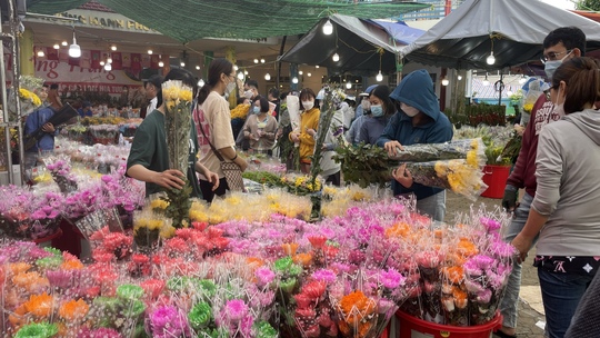 Chợ hoa Hồ Thị Kỷ đông nghẹt người, nhiều nơi xổ hàng giá rẻ - Ảnh 2.