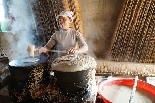 Mỏi tay tráng, quạt bánh đa phục vụ Tết - Ảnh 7.