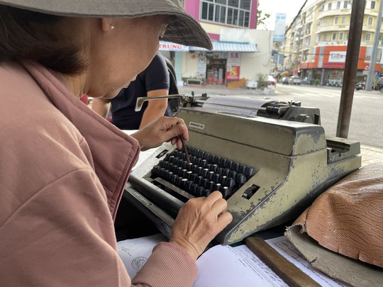 Người phụ nữ đánh máy chữ cuối cùng ở Nha Trang - Ảnh 3.