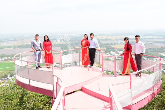 CHÙM ẢNH: Những điểm đến vạn người mê ở miền Tây dịp Tết Quý Mão 2023 - Ảnh 3.