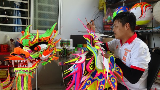 Nghệ nhân trẻ đam mê chế tác lân sư rồng để xuất khẩu - Ảnh 5.