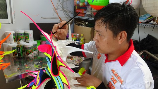 Nghệ nhân trẻ đam mê chế tác lân sư rồng để xuất khẩu - Ảnh 6.