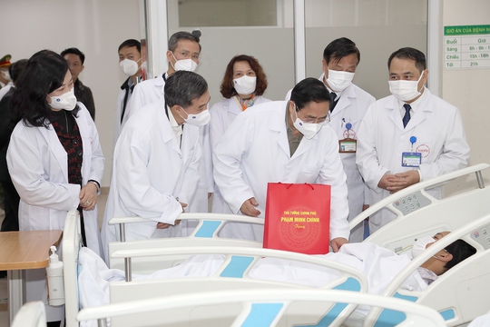 Thủ tướng thăm, động viên và chúc Tết hai bệnh viện - Ảnh 4.