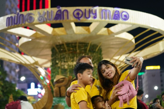 Người dân TP HCM chờ ngắm pháo hoa đêm giao thừa - Ảnh 17.