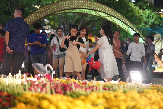 Người dân TP HCM chờ ngắm pháo hoa đêm giao thừa - Ảnh 19.
