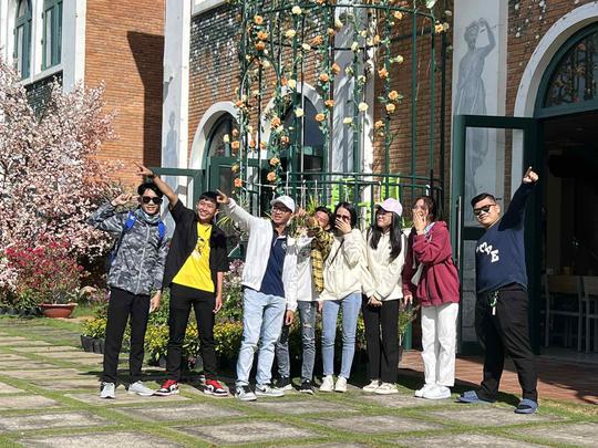 “Biển người” đổ về Khu Du lịch Văn hóa tâm linh Bà Chúa Xứ-Cáp treo Núi Sam - Ảnh 8.