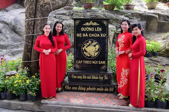 “Biển người” đổ về Khu Du lịch Văn hóa tâm linh Bà Chúa Xứ-Cáp treo Núi Sam - Ảnh 10.