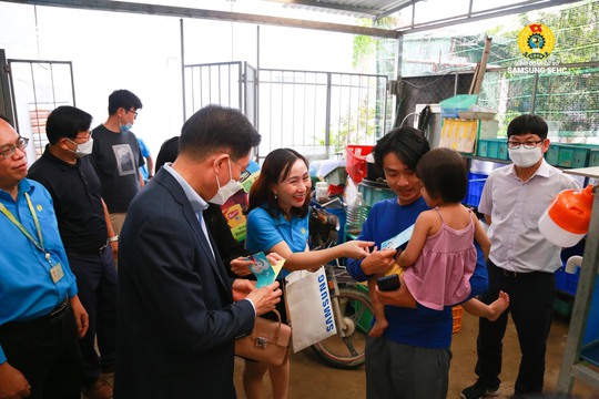 Anh công nhân bật khóc khi giám đốc nước ngoài đến thăm, chúc Tết - Ảnh 4.