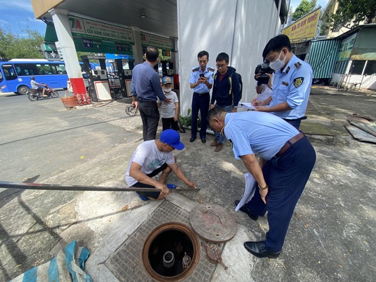 Tạm thời nghỉ Tết, chủ 2 cây xăng ở TP HCM nói gì? - Ảnh 1.