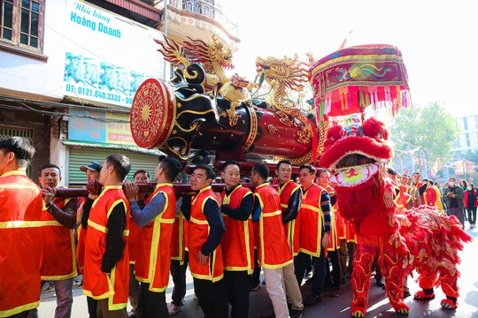Người dân tưng bừng tham gia lễ hội rước pháo khổng lồ ở làng Đồng Kỵ - Ảnh 2.