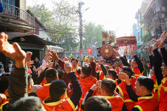 Người dân tưng bừng tham gia lễ hội rước pháo khổng lồ ở làng Đồng Kỵ - Ảnh 4.