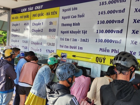 Thời tiết bất lợi, du khách vẫn nườm nượp ra Phú Quốc - Ảnh 1.