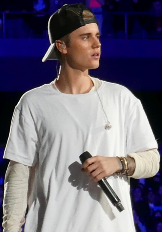 Justin Bieber bán 291 bài hát giá 200 triệu USD - Ảnh 1.