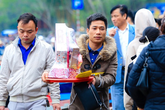 Hàng vạn người đổ về chùa Hương ngày khai hội - Ảnh 3.