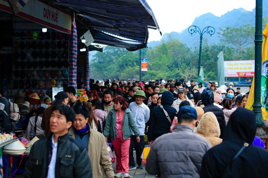 Hàng vạn người đổ về chùa Hương ngày khai hội - Ảnh 8.