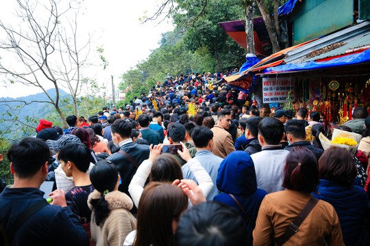 Hàng vạn người đổ về chùa Hương ngày khai hội - Ảnh 17.