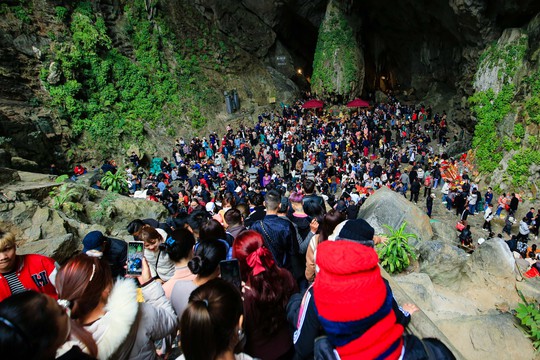 Hàng vạn người đổ về chùa Hương ngày khai hội - Ảnh 19.