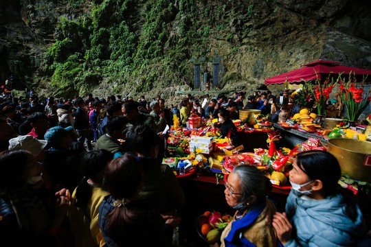 Hàng vạn người đổ về chùa Hương ngày khai hội - Ảnh 21.