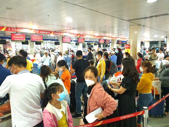 Phá kỷ lục về lượng khách, sân bay Tân Sơn Nhất “căng mình” ứng phó - Ảnh 1.