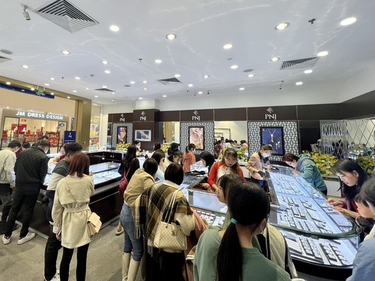 Sát ngày Thần Tài, giá vàng nhảy múa - Ảnh 1.