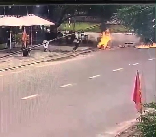 Quảng Nam: Xôn xao clip cô gái bị đánh ghen, tạt xăng đốt ngay giữa đường - Ảnh 1.
