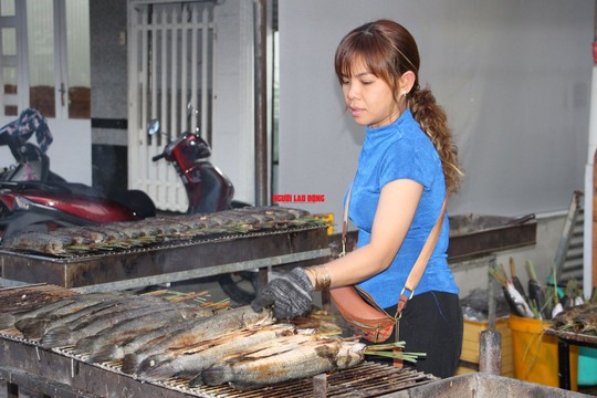 CHÙM ẢNH: Cách nướng 1.000 con cá lóc ngày vía Thần Tài ở miền Tây - Ảnh 2.