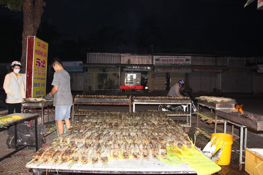 CHÙM ẢNH: Cách nướng 1.000 con cá lóc ngày vía Thần Tài ở miền Tây - Ảnh 12.