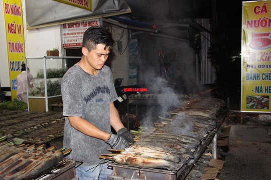 CHÙM ẢNH: Cách nướng 1.000 con cá lóc ngày vía Thần Tài ở miền Tây - Ảnh 3.