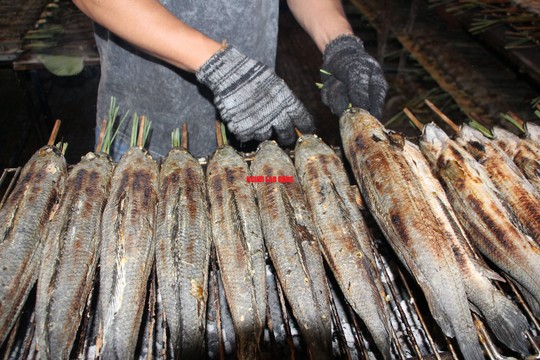 CHÙM ẢNH: Cách nướng 1.000 con cá lóc ngày vía Thần Tài ở miền Tây - Ảnh 4.