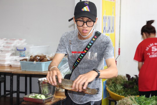 CHÙM ẢNH: Cách nướng 1.000 con cá lóc ngày vía Thần Tài ở miền Tây - Ảnh 10.