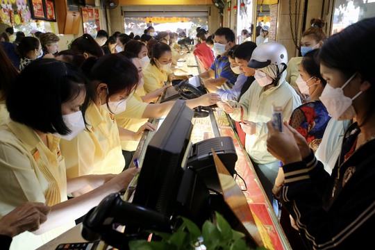 Người dân TP HCM đội nắng giữa trưa đi mua vàng ngày Thần Tài - Ảnh 4.